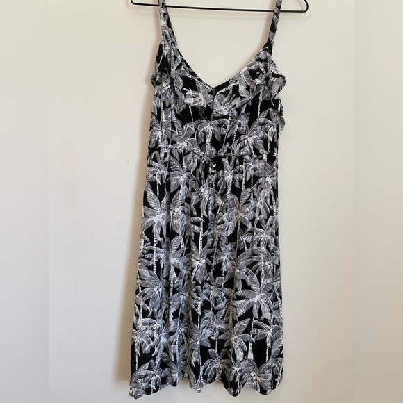 Torrid size 1 black & white palm tree pattern summer dress, mini - Picture 1 of 6